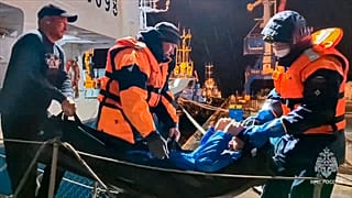 الصورة المأخوذة من مقطع فيديو نشرته الدائرة الصحفية لوزارة الطوارئ الروسية يوم الثلاثاء 15 أكتوبر/تشرين الأول 2024، تظهر عمال الطوارئ الروس وهم يسحبون بيشوغين إلى الشاطئ 