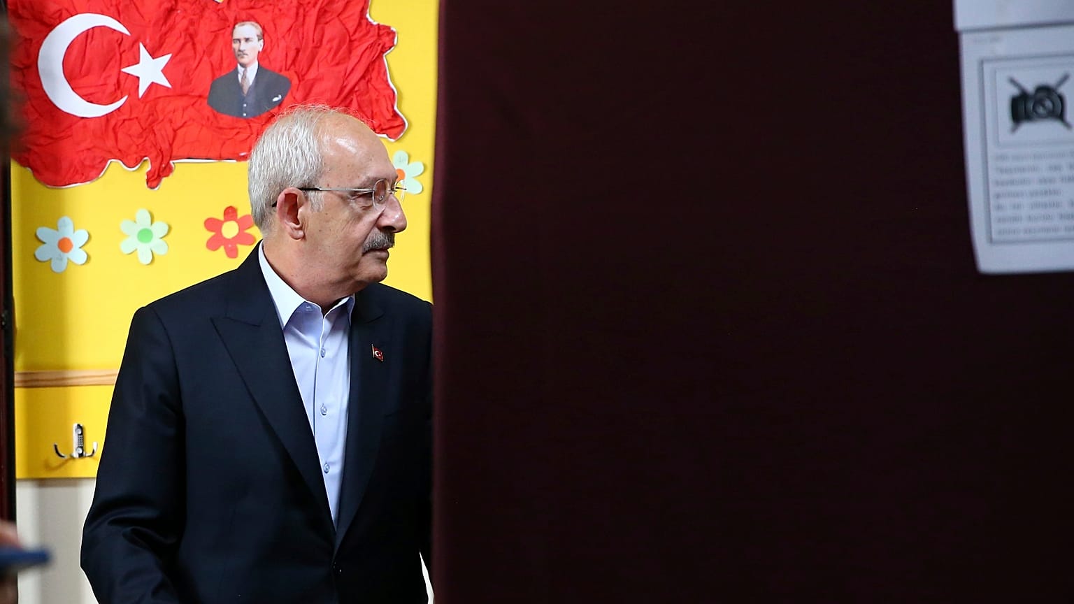 Millet İttifakı'nın o dönemki cumhurbaşkanı adayı olan Kemal Kılıçdaroğlu başkent Ankara'daki bir okulda oy kullanma hazırlığında, 28 Mayıs 2023