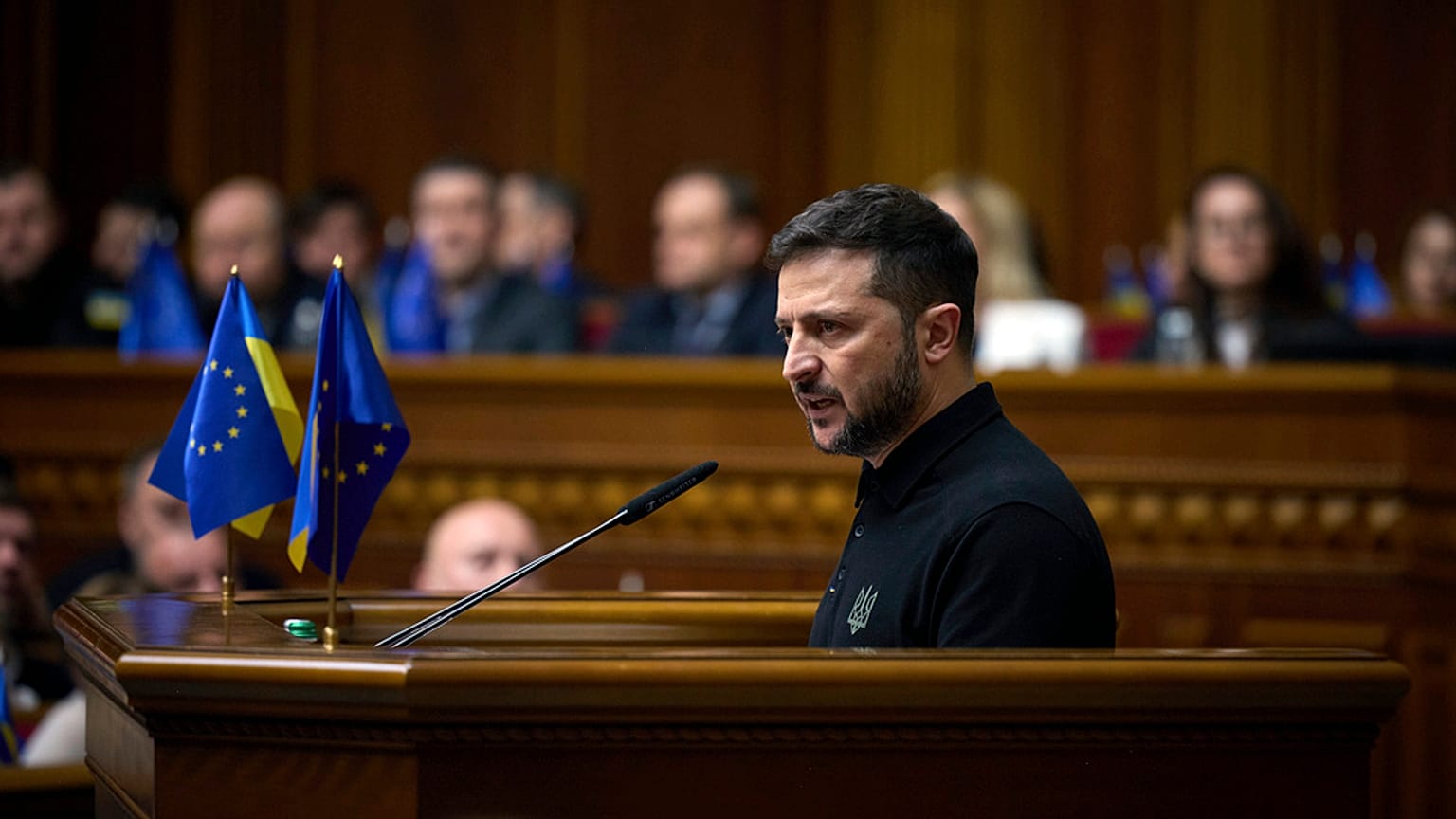 NATO não se compromete com a adesão da Ucrânia enquanto Zelenskyy revela plano de vitória