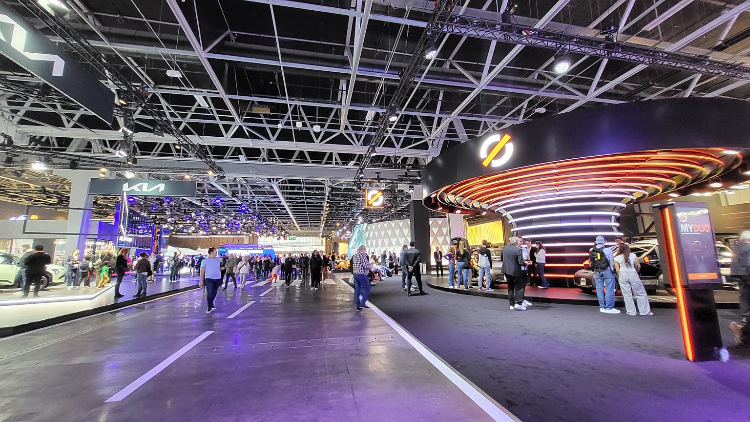 Les technologies les plus insolites sont aussi représentées au Salon de l'Auto de Paris. 