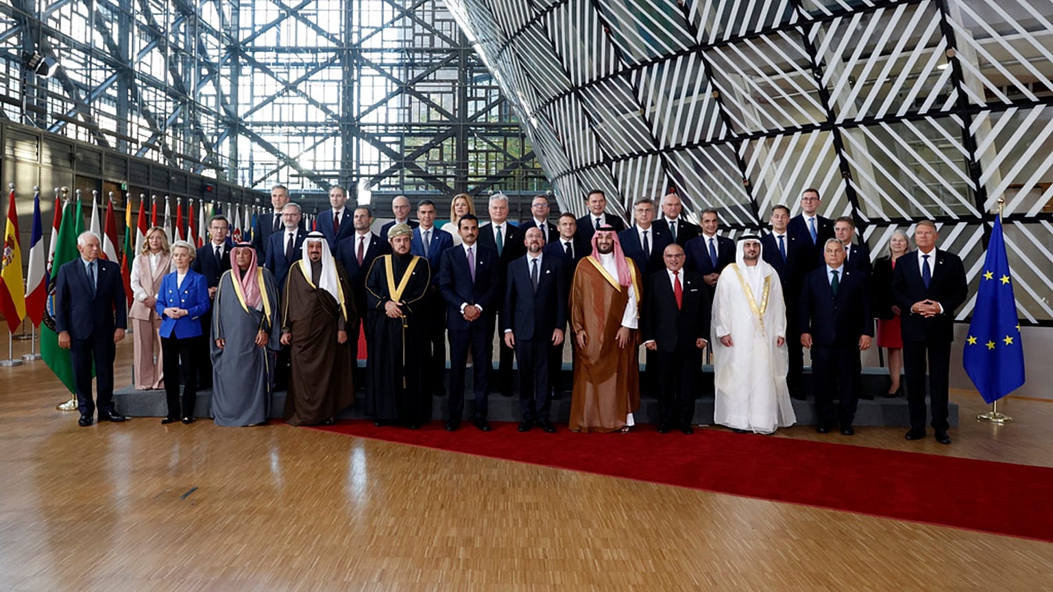 رؤساء دول الاتحاد الأوروبي يقفون مع نظرائهم من دول الخليج خلال صورة جماعية في اجتماع مجلس التعاون الخليجي الأوروبي في بروكسل، بلجيكا، الأربعاء، 16 أكتوبر/تشرين الأول 2024. 