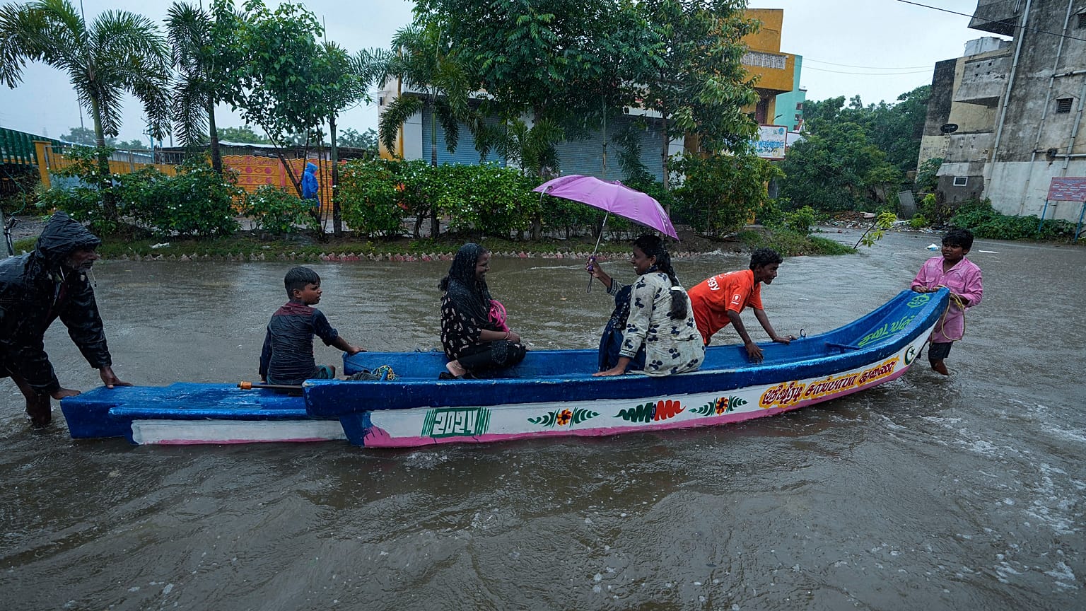 Hindistan'ın dördüncü büyük metropolü Chennai'de insanlar bir kayık ile güvenli bölgeye ilerliyor, 16 Ekim 2024