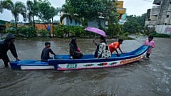 Hindistan'ın dördüncü büyük metropolü Chennai'de insanlar bir kayık ile güvenli bölgeye ilerliyor, 16 Ekim 2024