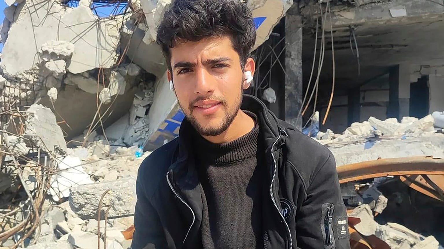 شعبان الدلو كان واحدا من 5 فلسطينيين قضوا في قصف إسرائيلي على خيام النازحين في مستشفى شهداء الأقصى بدير البلح يوم 13 تشرين الأول/ أكتوبر الجاري.