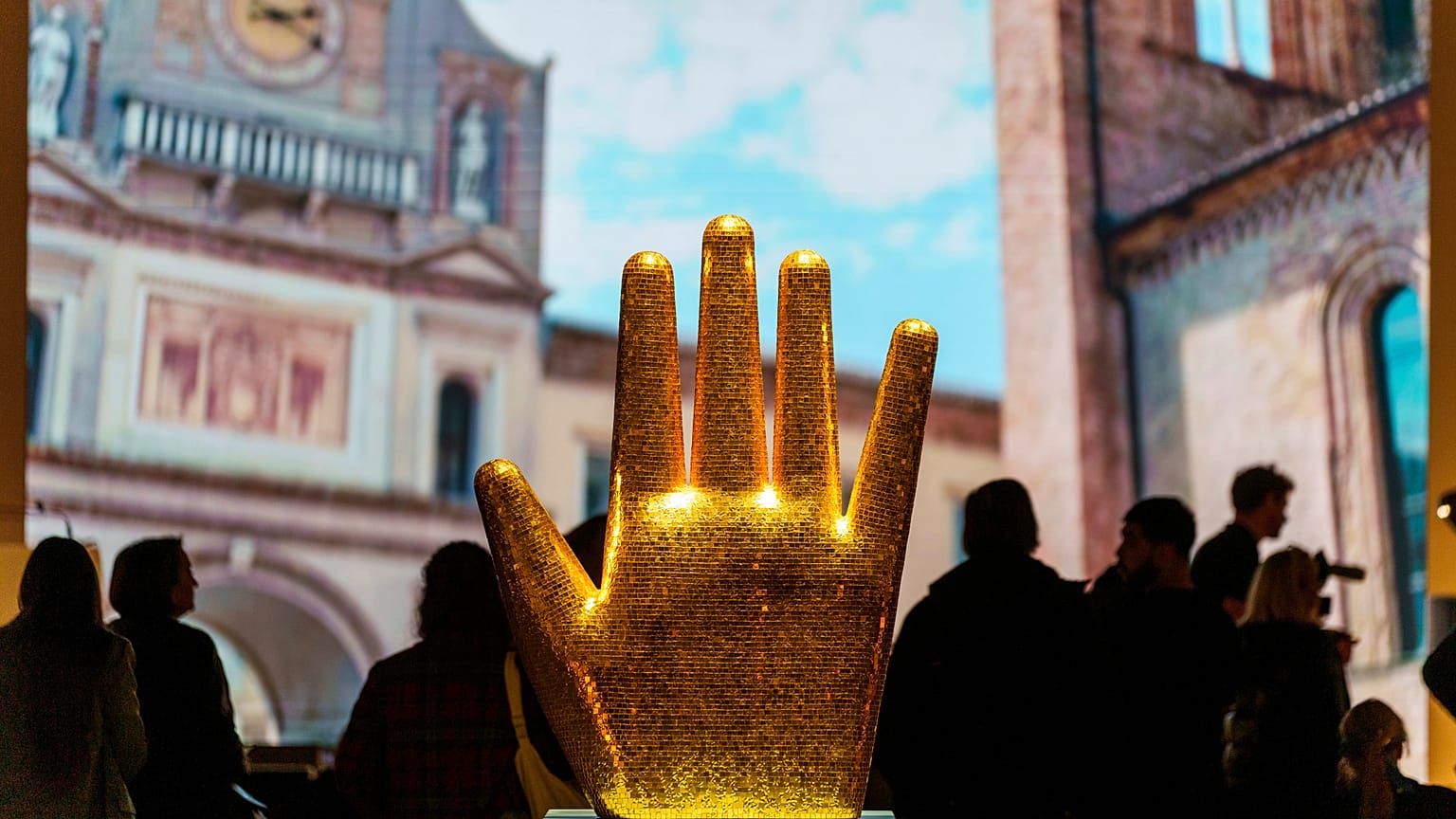 Una vista de la obra de arte 'Guanto' de Alessandro Mendini, en exhibición mientras Italia ejerce de país invitado de honor en la Feria del Libro de Fráncfort