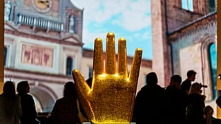 Una vista de la obra de arte 'Guanto' de Alessandro Mendini, en exhibición mientras Italia ejerce de país invitado de honor en la Feria del Libro de Fráncfort