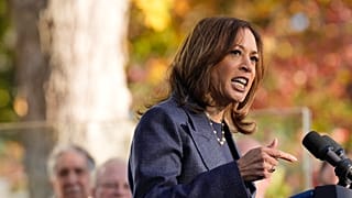 Demokratların başkan adayı Başkan Yardımcısı Kamala Harris, 16 Ekim 2024 Çarşamba günü Washington Crossing Tarihi Parkı'nda düzenlenen bir kampanya etkinliğinde konuşuyor.