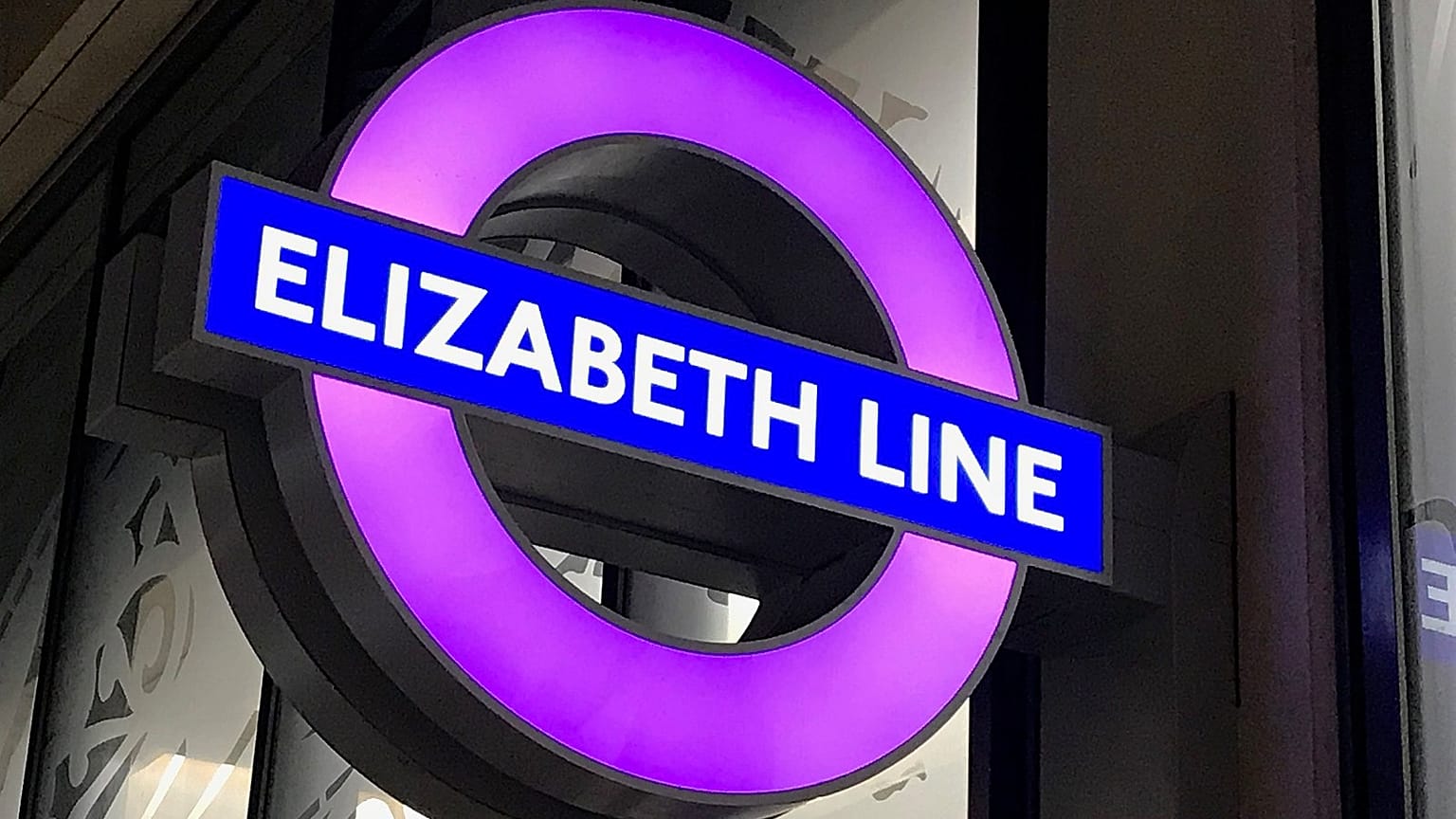 Londra'nın Elizabeth hattı Birleşik Krallık'ın en büyük mimarlık ödülünü kazandı