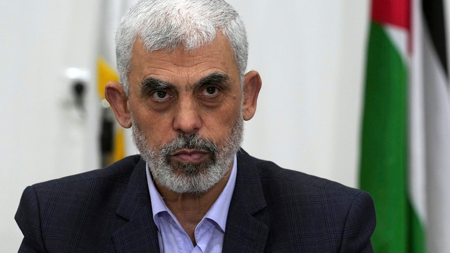 يحيى السنوار، رئيس حركة حماس في غزة، يترأس اجتماعًا مع قادة الفصائل الفلسطينية في مكتبه في مدينة غزة، في 13 أبريل/نيسان 2022. 