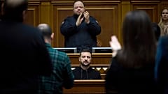 El presidente ucraniano Volodímir Zelenski habla con la prensa tras participar en una reunión de líderes de la UE en Bruselas el 17 de octubre de 2024