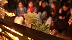 Des fans se sont rassemblés devant l'hôtel de Buenos Aires où Liam Payne, l'ancien chanteur des One Direction, est décédé mercredi après être tombé d'un balcon.