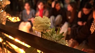 Des fans se sont rassemblés devant l'hôtel de Buenos Aires où Liam Payne, l'ancien chanteur des One Direction, est décédé mercredi après être tombé d'un balcon.