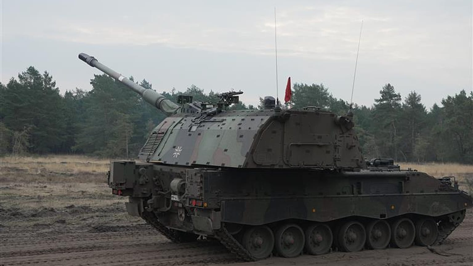 Eine Panzerhaubitze 2000 bei einer Übung in Munster.