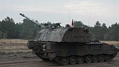 Eine Panzerhaubitze 2000 bei einer Übung in Munster.