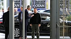 Ο πρώην Γενικός Γραμματέας του ΝΑΤΟ Γενς Στόλτενμπεργκ, στο κέντρο αριστερά, συνομιλεί με τον Πρόεδρο της Ουκρανίας Βολοντίμιρ Ζελένσκι, δεξιά, κατά την άφιξή του πριν από τη συνάντηση των υπουργών Άμυνας του ΝΑΤΟ