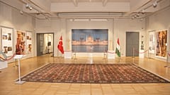 “Tuna Nehri Kıyısındaki Parlamento” başlıklı sergi.