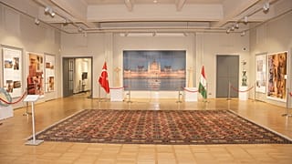 “Tuna Nehri Kıyısındaki Parlamento” başlıklı sergi.