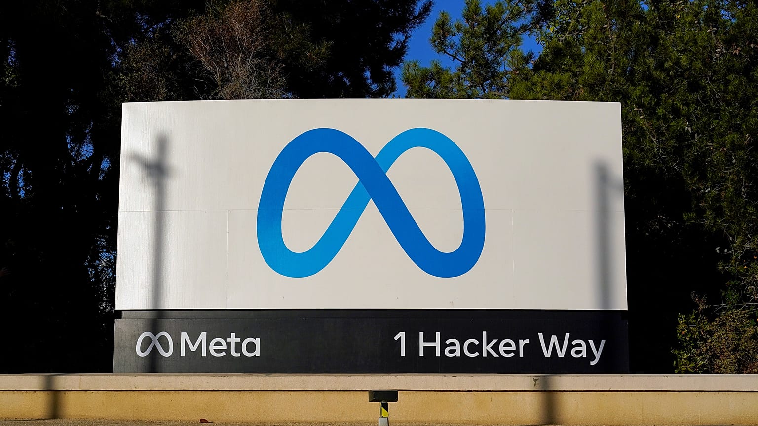 Meta'nın logosu şirketin Menlo Park, Kaliforniya'daki genel merkezindeki bir tabelada görülüyor, 9 Kasım 2022