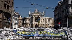 Odesa'da olası bir Rus saldırısına hazırlık olarak Ulusal Akademik Opera ve Bale Tiyatrosu binasının önündeki cadde kum torbalarıyla kapatıldı, Şubat 2022