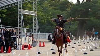Les visiteurs s'adonnent au tir à l'arc à cheval traditionnel japonais au sanctuaire Toshogu de Nikko.
