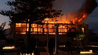 مبنى تاريخي نيوكلاسيكي في بافوس يتعرض لأضرار جسيمة جراء حريق