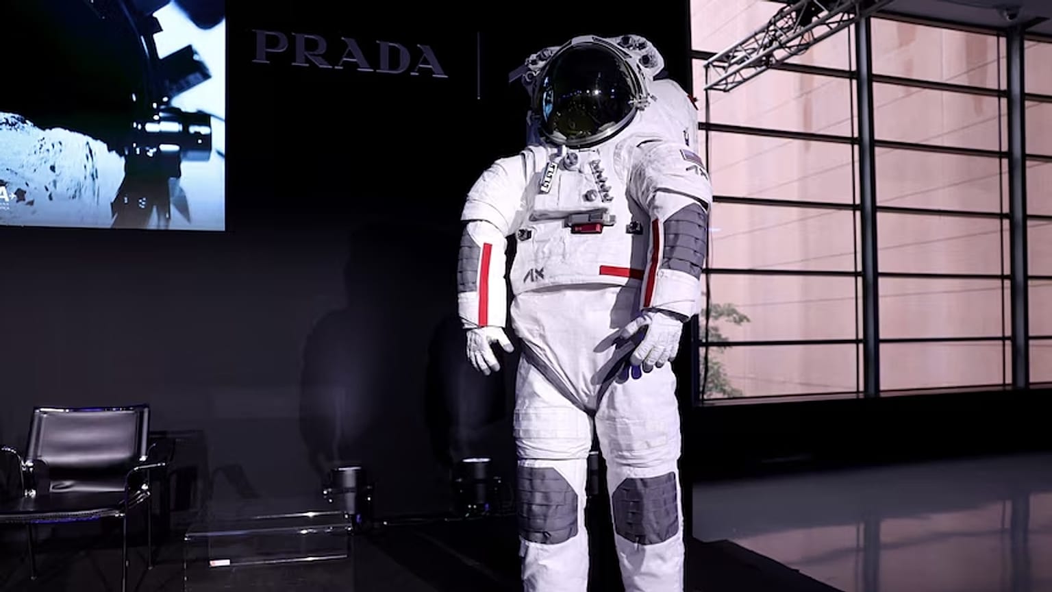 Prada ve Axiom Space, Artemis III Ay misyonu için uzay giysisini tanıttı.