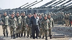 Kuzey Kore lideri Kim Jong Un 7 Mart 2024 tarihinde Kuzey Kore'de topçu atış tatbikatını denetliyor
