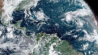 Изображение со спутника GOES-16 GeoColour, показывающее тропические штормы, формирующиеся в Атлантике.