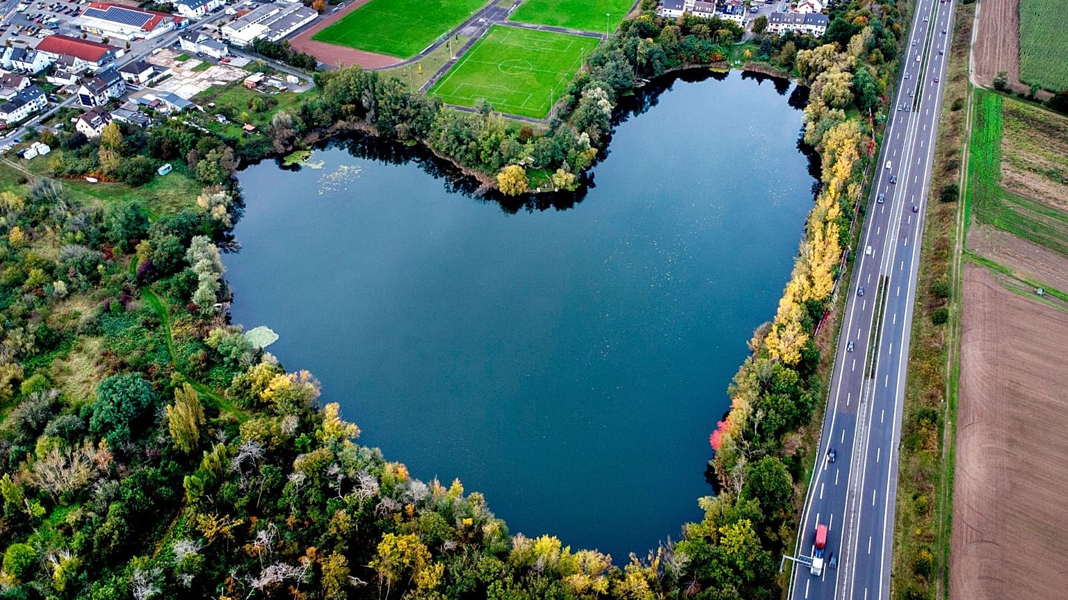 Um lago com a forma de um coração é visível em Rodgau, perto de Frankfurt, Alemanha, em outubro de 2024. 