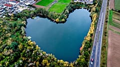 Um lago com a forma de um coração é visível em Rodgau, perto de Frankfurt, Alemanha, em outubro de 2024. 