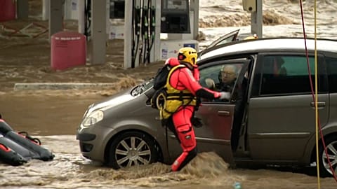 İtfaiyeci suda mahsur kalan araçtaki insanları kurtarıyor, Givors, Fransa, 17 Ekim 2024