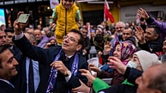 İstanbul Büyükşehir Belediye Başkanı ve CHP adayı Ekrem İmamoğlu, İstanbul'da düzenlenen mitingde destekçileriyle fotoğraf çektiriyor, 21 Mart 2024.