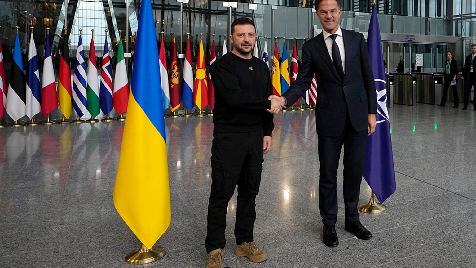 Volodimir Zelenszkij ukrán elnök (balra) és Mark Rutte, a NATO főtitkára Brüsszelben 2024.10.17-én.