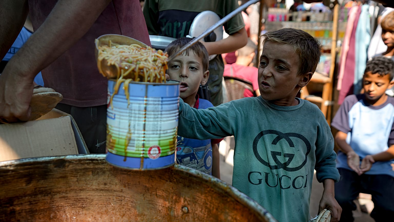Un niño hace cola para un reparto de alimentos en Deir al-Balah, Franja de Gaza, 17 de octubre de 2024.