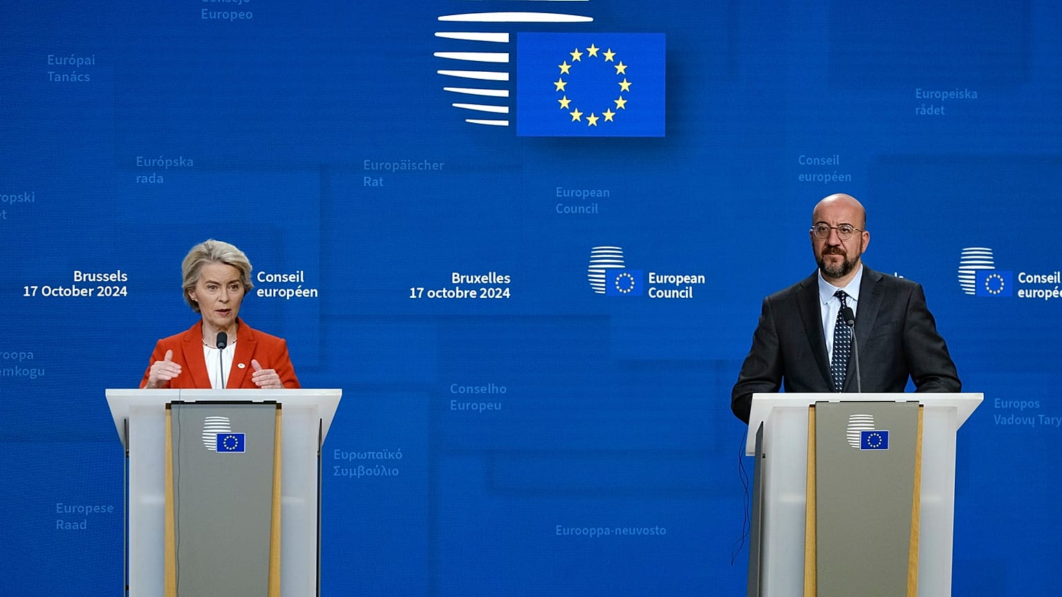 Ursula von der Leyen e Charles Michel na conferência do Conselho Europeu. 