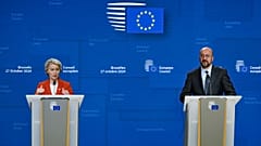 Ursula von der Leyen e Charles Michel na conferência do Conselho Europeu. 
