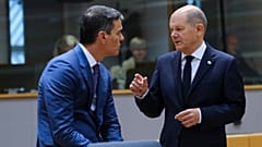 όλαφ Σολτς και Πέδρο Σάντσεθ κατά τη Σύνοδο Κορυφής ΕΕ