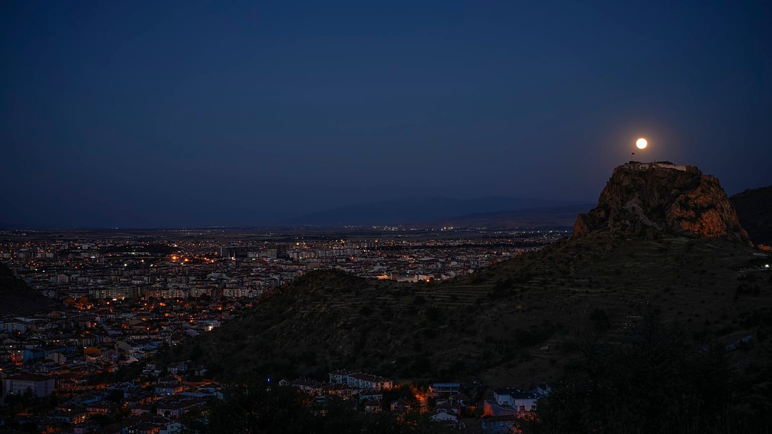 Archivo: La luna llena sale detrás del antiguo castillo de Karahisar en Afyonkarahisar, en el centro de Turquía, el viernes 21 de junio de 2024.