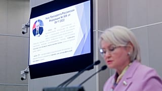 Die russische Abgeordnete Elvira Aitkulova spricht während einer Sitzung in der Staatsduma, 17. Oktober 2024