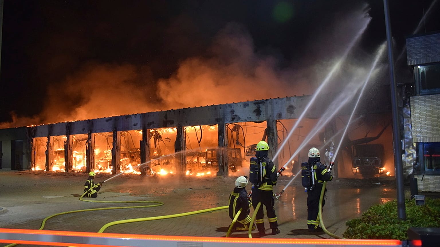 İtfaiyeciler 16 Ekim 2024 Çarşamba günü Almanya'nın Stadtallendorf kentinde bir araç deposunda çıkan yangını söndürmeye çalışıyor. 