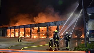 İtfaiyeciler 16 Ekim 2024 Çarşamba günü Almanya'nın Stadtallendorf kentinde bir araç deposunda çıkan yangını söndürmeye çalışıyor. 