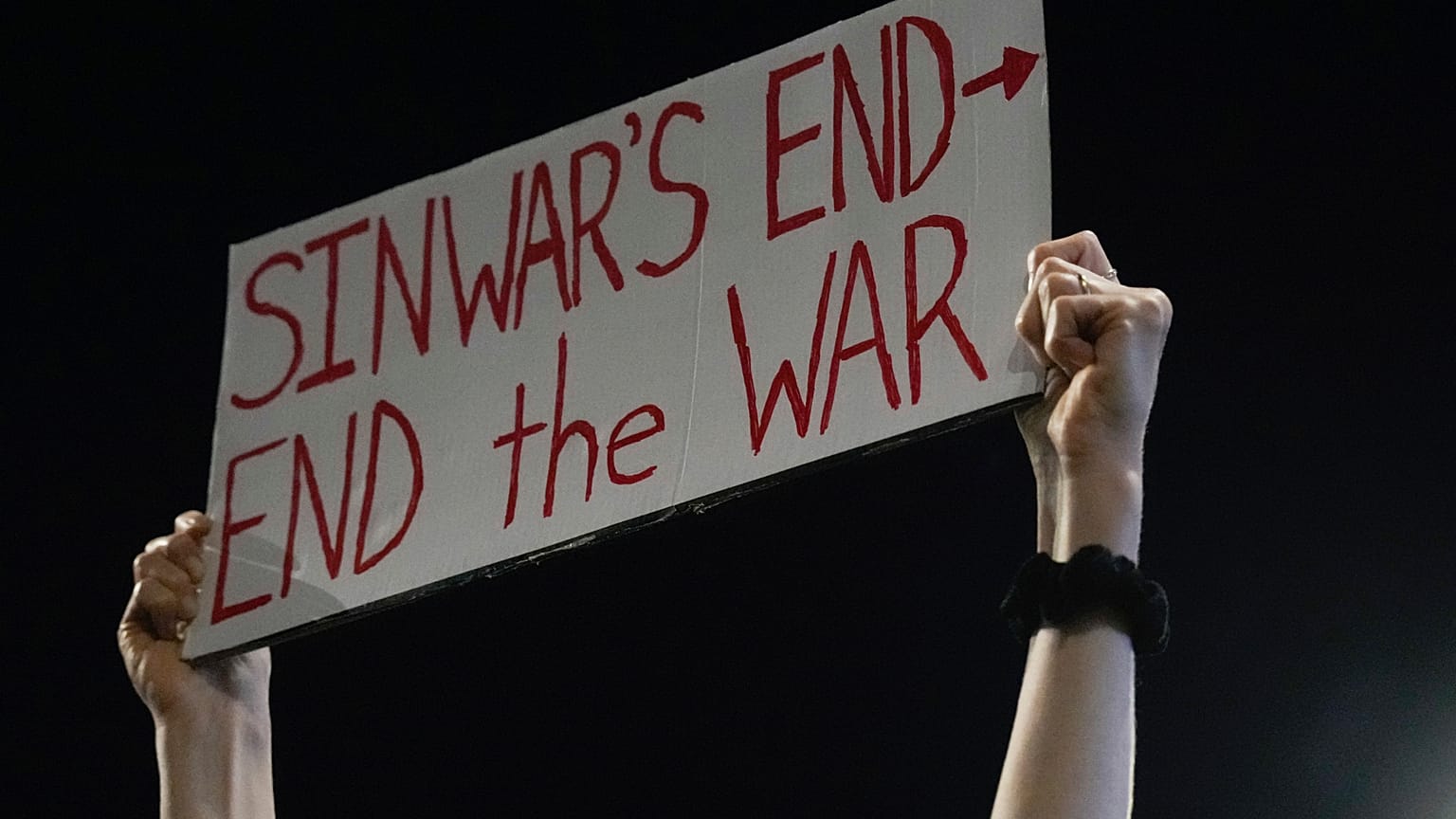 Un manifestant tient une pancarte affichant le message "Fin de Sinouar, fin de la guerre", le jeudi 17 octobre 2024, à Tel-Aviv, en Israël. 