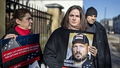 Szvajtlana Cihanouszkaja bebörtönzött férje arcképével