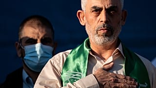 يحيى السنوار، قائد حركة حماس في قطاع غزة، يحيي المؤيدين في تجمع بمدينة غزة، قطاع غزة، في 24 مايو 2021.