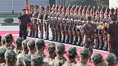 الزعيم الكوري الشمالي كيم جونغ أون، يظهر على السجادة الحمراء، خلال زيارته لمقر الفيلق الثاني لجيش الشعب الكوري الشمالي في مكان غير معلوم في كوريا الشمالية يوم الخميس 17 أكتوبر