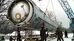 Soldaten bereiten sich auf die Zerstörung einer ballistischen SS-19-Rakete im Hof der größten ehemaligen sowjetischen Raketenbasis in Vakulenchuk, 220 Kilometer westlich von Kiew, vor, 24. Dezember 1997