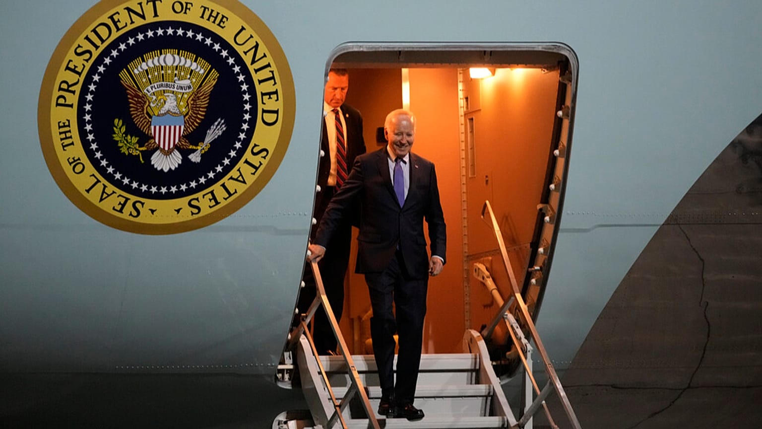 Başkan Joe Biden, Almanya'nın Berlin kenti yakınlarındaki Brandenburg Havalimanı'nda makam uçağı Air Force One'ın merdivenlerinden iniyor, 17 Ekim 2024 