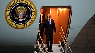 Başkan Joe Biden, Almanya'nın Berlin kenti yakınlarındaki Brandenburg Havalimanı'nda makam uçağı Air Force One'ın merdivenlerinden iniyor, 17 Ekim 2024 