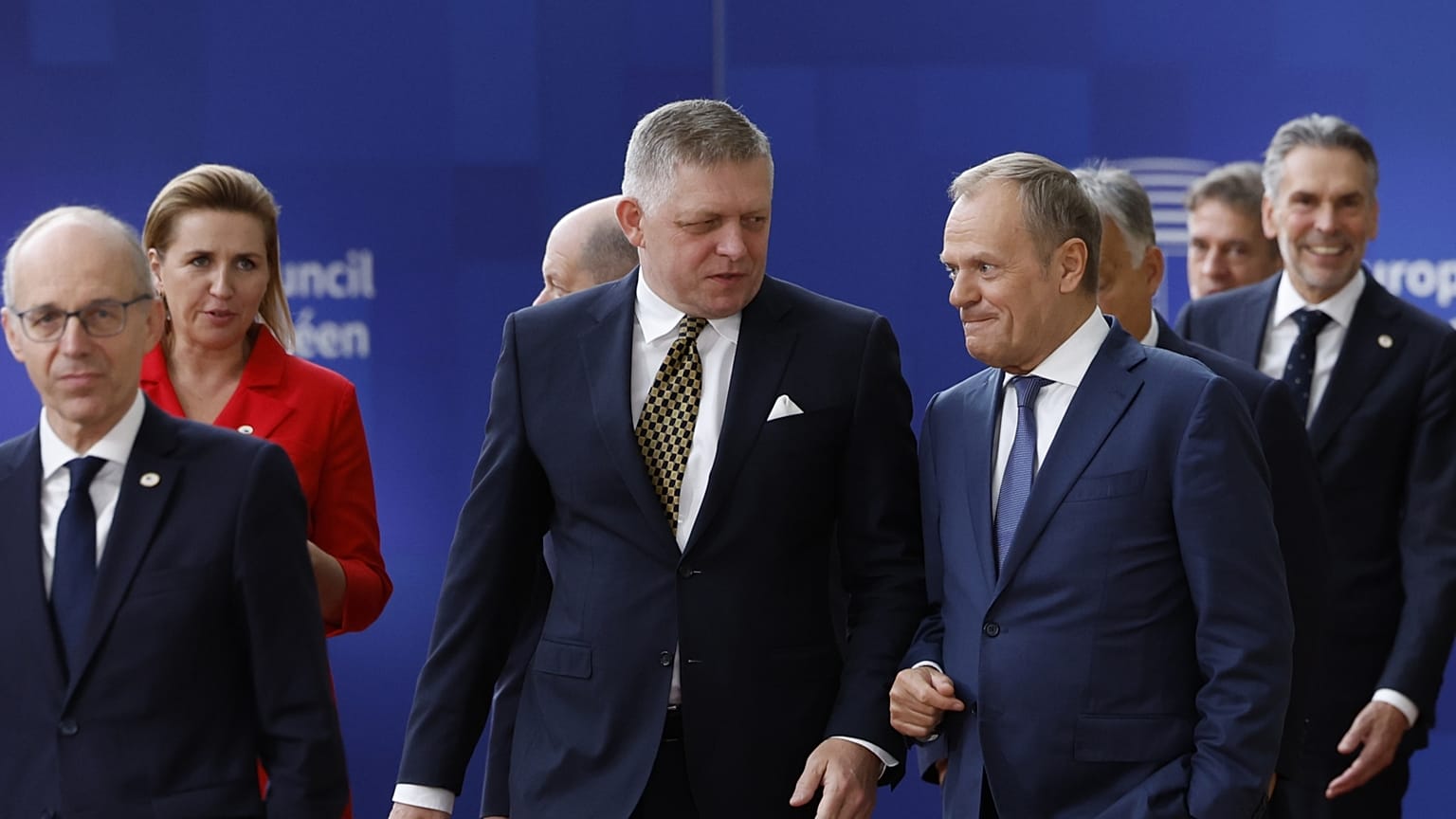 Donald Tusk Ribert Fico szlovák miniszterelnökkel a brüsszeli EU-csúcson