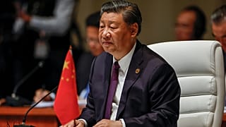 الرئيس الصيني شي جين بينغ يحضر الجلسة العامة خلال قمة بريكس 2023 في جوهانسبرغ بجنوب أفريقيا
